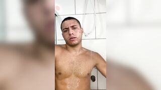 GOZADA GOSTOSA NO BANHO TOCANDO UMA PUNHETA COM ESSE CARALHO ENORME