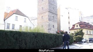 Twunk Josh Cavalin Sans a condom Pokes Colombian Justin Host