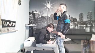 Geiler Raucher in Adidas Chile Jacke fickt seinen legal-Jährigen Stud hart without a condom