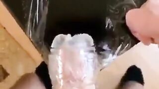 Probando este juguete sexual