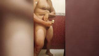 Acariciándome antes del baño