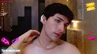 Colombiano delgado de polla enorme y gorda se pone cachondo en el baño y se graba