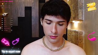 Colombiano delgado de polla enorme y gorda se pone cachondo en el baño y se graba