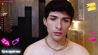 Colombiano delgado de polla enorme y gorda se pone cachondo en el baño y se graba