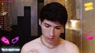 Colombiano delgado de polla enorme y gorda se pone cachondo en el baño y se graba