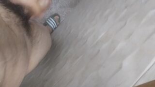 Hunky vergon peludo en la ducha