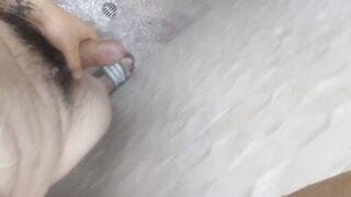 Hunky vergon peludo en la ducha