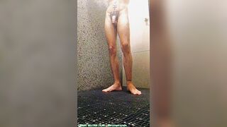 Tomando Banho no Vestiário da Academia two