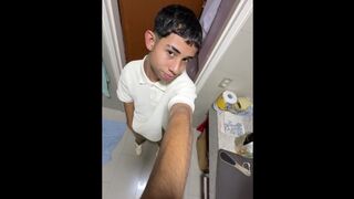 Me masturbo solo en casa con mi verga de 22cm