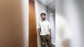 Me masturbo solo en casa con mi verga de 22cm