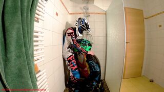 Boyfriend shags i rigid in the shower inside mx gear