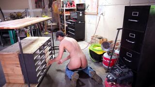 Kinky welder opens up his butt with a ass-plug all day at work
