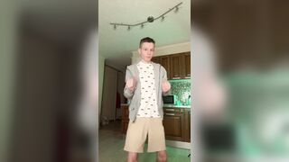 somebody tell me why this remind me of 2016 vine era