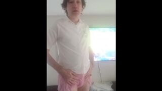 В боди и колготках в сеточку у телевизора