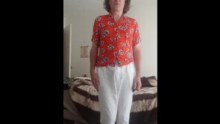 В одной красной рубашке голышом