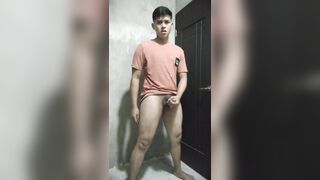 Joven latino sé masturba en su habitación