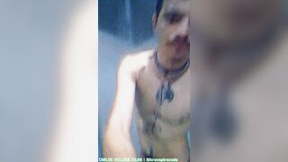 Tomando banho no vestiário da academia six