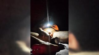 Joven straight se masturba viendo porn Homosexual a la luz de la noche