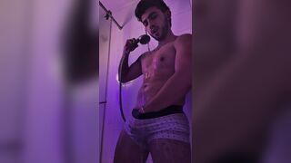 se calento en la ducha y termino masturbandose hasta sacar toda su leche