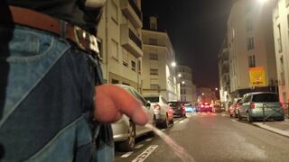 Ambling chisel out in the street, public Urinating