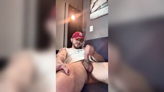 joven con pene enorme saca una gran explosión de batter