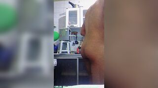 Cozinhando e lavando louça pelado