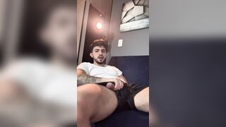 llego caliente de el gimnasio a mastubarse y sacar su nut nectar