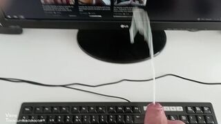 Potente corrida pringosa gimiendo sobre mi pc mirando mi propio perfil en PH! Estaba muy cachondo!