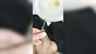 Отчаянный молодой человек писает, утренняя эрекция, крупный план