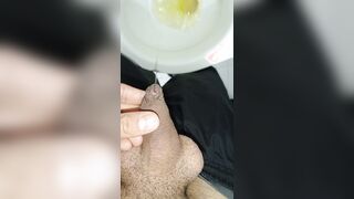 Отчаянный молодой человек писает, утренняя эрекция, крупный план