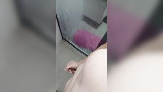 Gordinho branquinho gozando no banho