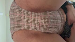 妄装 ギャル系の制服女子なのに、芋系ダサいショーツを着ている妄装