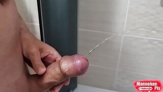 Bulge man meat lengthy peeing in the shower