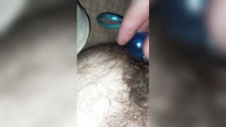 играю со своей попко и анальными шариками