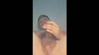 Me que en mi cuarto solo y empecé a masturbándome rico