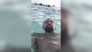 Pytokes spray jizz publico