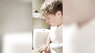 Twunk creeps out of family meal to fap (nearly got caught)