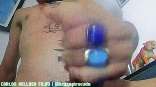 Uma punheta na sala da minha casa