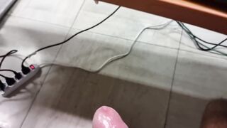 esplosione di sborra a fiumi grandi schizzi cazzone eccitato