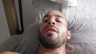 Famoso venezolano se masturba por la noche muy caliente.