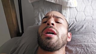 Famoso venezolano se masturba por la noche muy caliente.