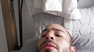 Famoso venezolano se masturba por la noche muy caliente.