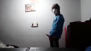 Hombres alfa se masturban en baño público después de recibir desnudos