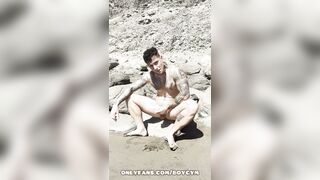 HOMO EXHIBITIONIST in a NATURIST BEACH