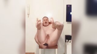 Razvaljujem dupe ogromnim dildom