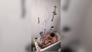 Camera filma ragazzo che si fa la doccia