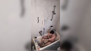 Camera filma ragazzo che si fa la doccia