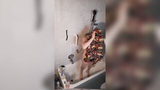 Camera filma ragazzo che si fa la doccia