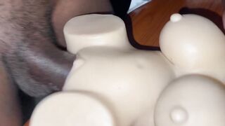 Sexo duro con muñeca de silicona