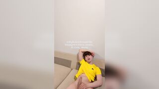 ITALIAN ????????TWUNK WANKS OFF EYEING PORNO